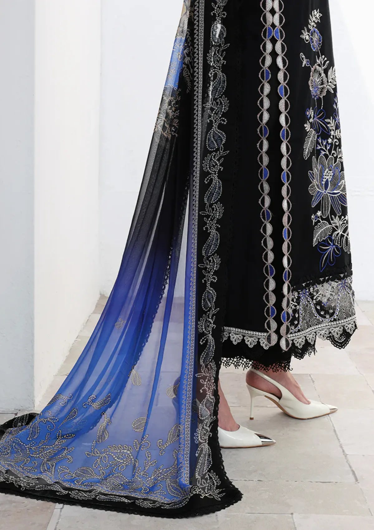 Roheenaz Floral Reveire Luxury Lawn'26 RNZ-605 Vogue Theory