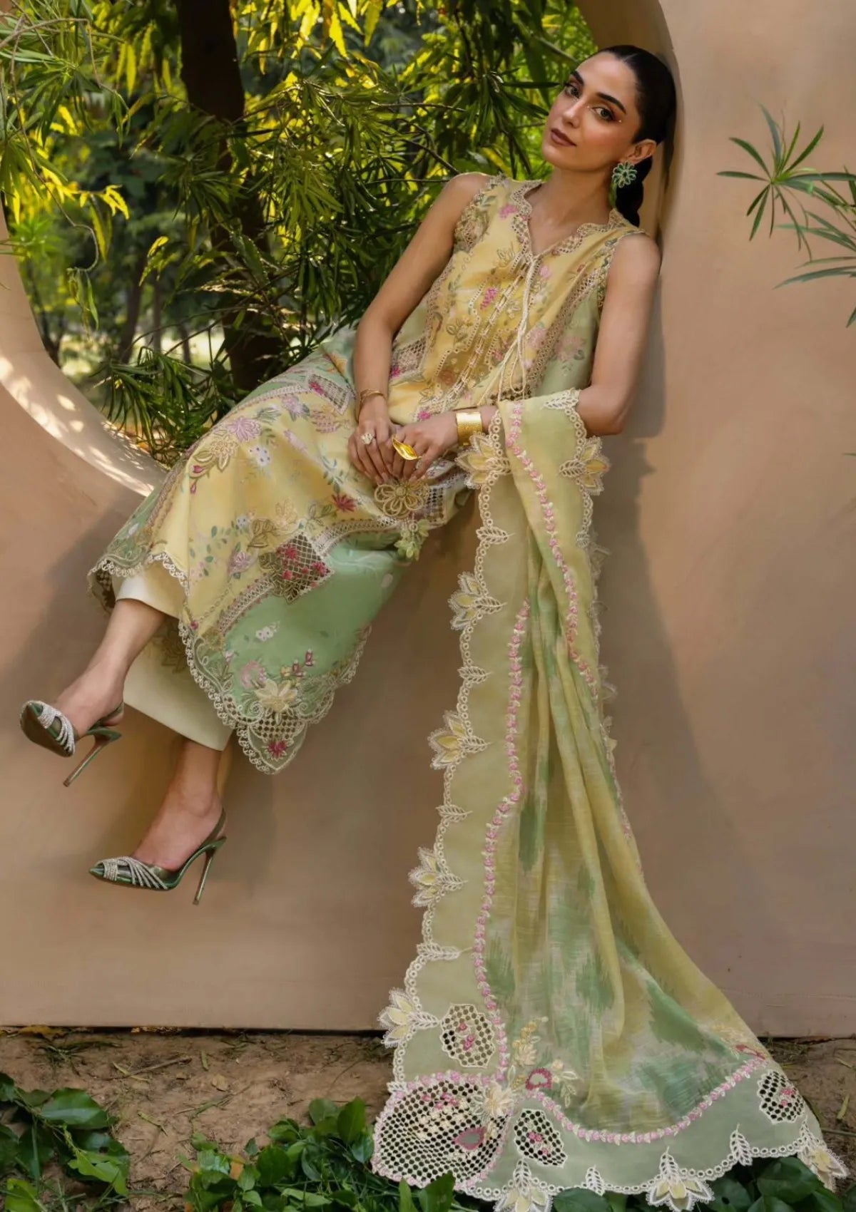 mohsin-saeed-fabrics-is-selling-online-and-in stores-Luxury-daily-wear-wedding-wear-formal-wear-in-budgeted-price-This-product-is-from-crimson-tasawar-luxe-lawn25-d4-a-bonjour-and-bloom-is-available-on-Mohsin-saeed-fabrics-website.