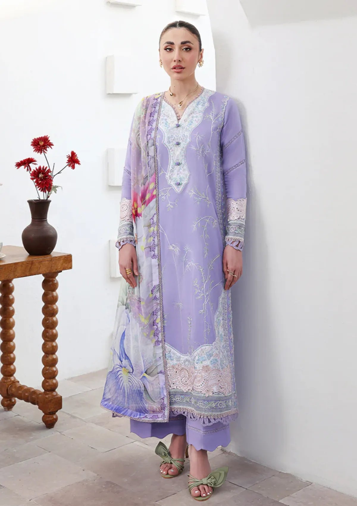 Roheenaz Floral Reveire Luxury Lawn'26 D-09 Whispering Radiance
