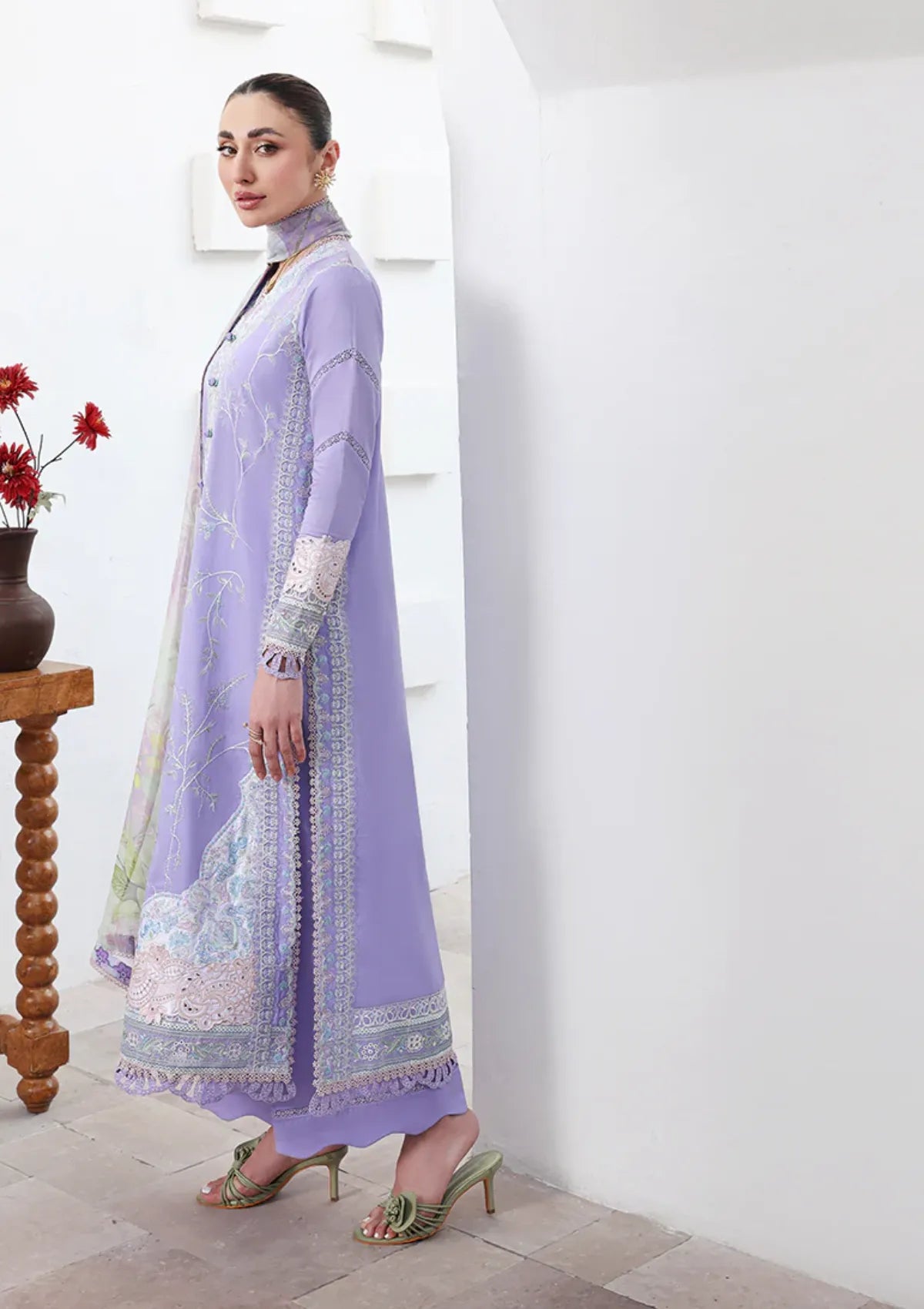 Roheenaz Floral Reveire Luxury Lawn'26 D-09 Whispering Radiance