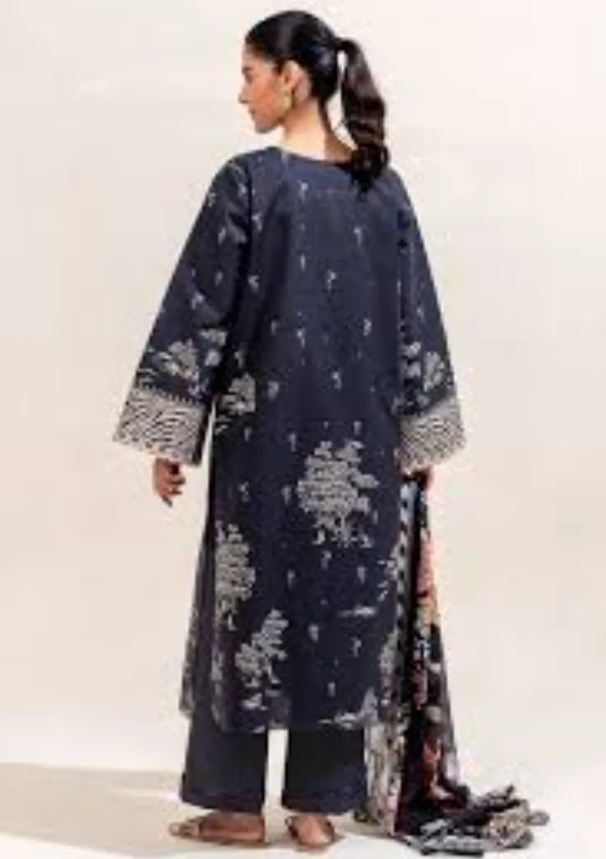 mohsin-saeed-fabrics-is-selling-online-and-in stores-Luxury-daily-wear-wedding-wear-formal-wear-in-budgeted-price-This-product-is-from-beechtree-printed-lawn-25-d-01-is-available-on-Mohsin-saeed-fabrics-website.