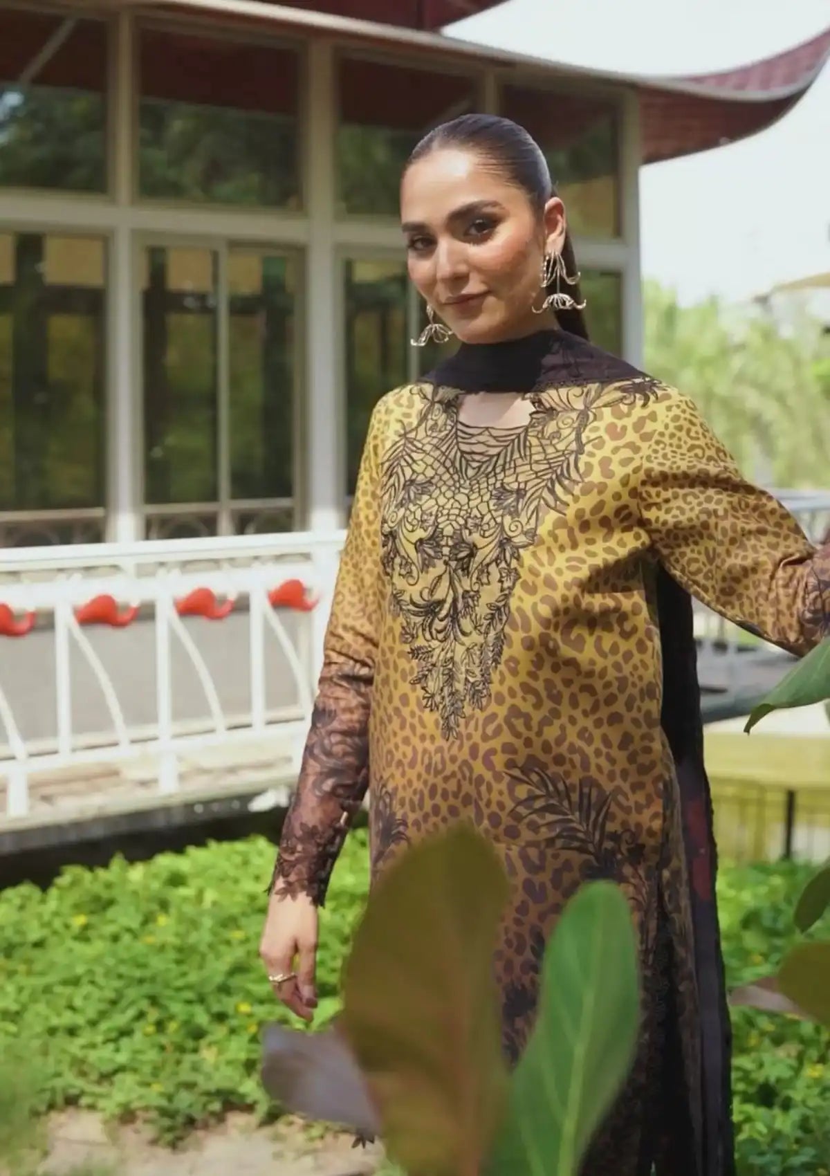 mohsin-saeed-fabrics-designer-daily-wear-formal-and-wedding-suits-within-budget-This-product-is-from-rang-rasiya-lifestyle-summer-edit25-hooria-is-available-on-Mohsin-saeed-fabrics-website.