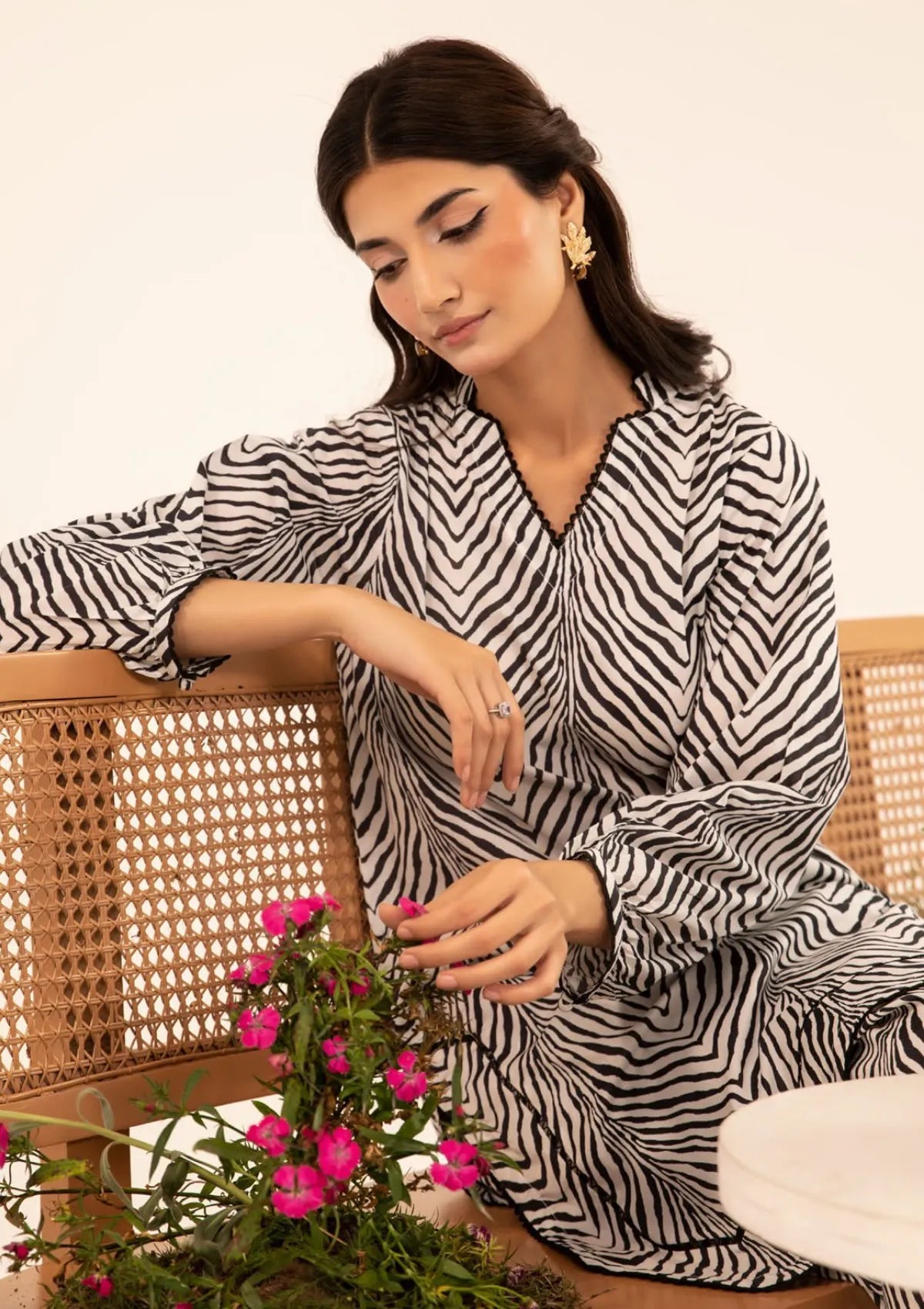 mohsin-saeed-fabrics-designer-daily-wear-formal-and-wedding-suits-within-budget-This-product-is-from-elaf-pret-printed-lawn25-ept-09-sive-1-is-available-on-Mohsin-saeed-fabrics-website.