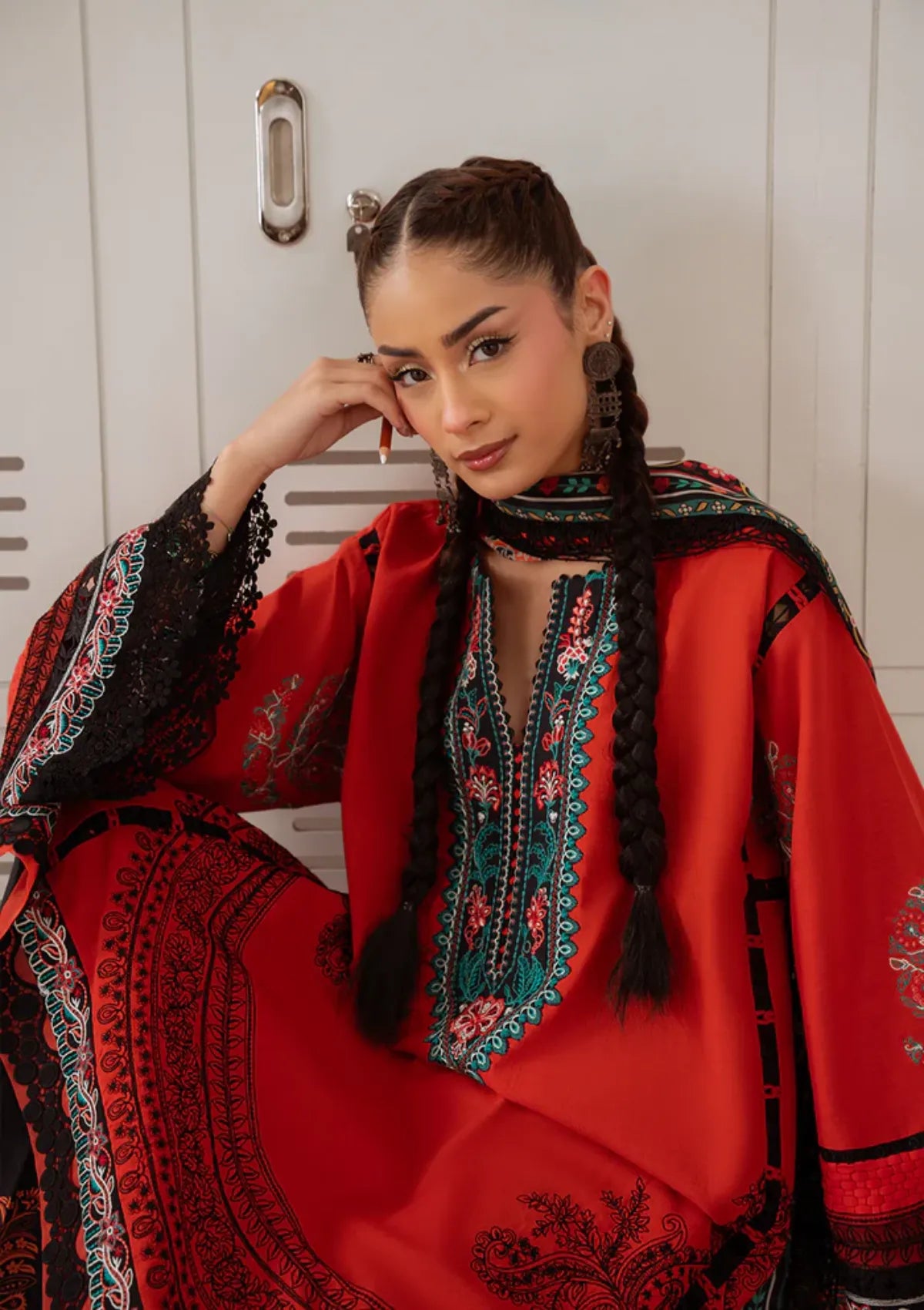 mohsin-saeed-fabrics-designer-daily-wear-formal-and-wedding-suits-within-budget-This-product-is-from-saira-rizwan-laanem-summer-lawn25-nazli-b-srl25-06-is-available-on-Mohsin-saeed-fabrics-website.