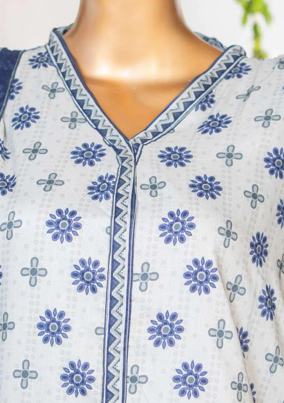 mohsin-saeed-fabrics-is-selling-online-and-in stores-Luxury-daily-wear-wedding-wear-formal-wear-in-budgeted-price-This-product-is-from-mahnaz-printed-lawn25-drop-1-design-20-is-available-on-Mohsin-saeed-fabrics-website.