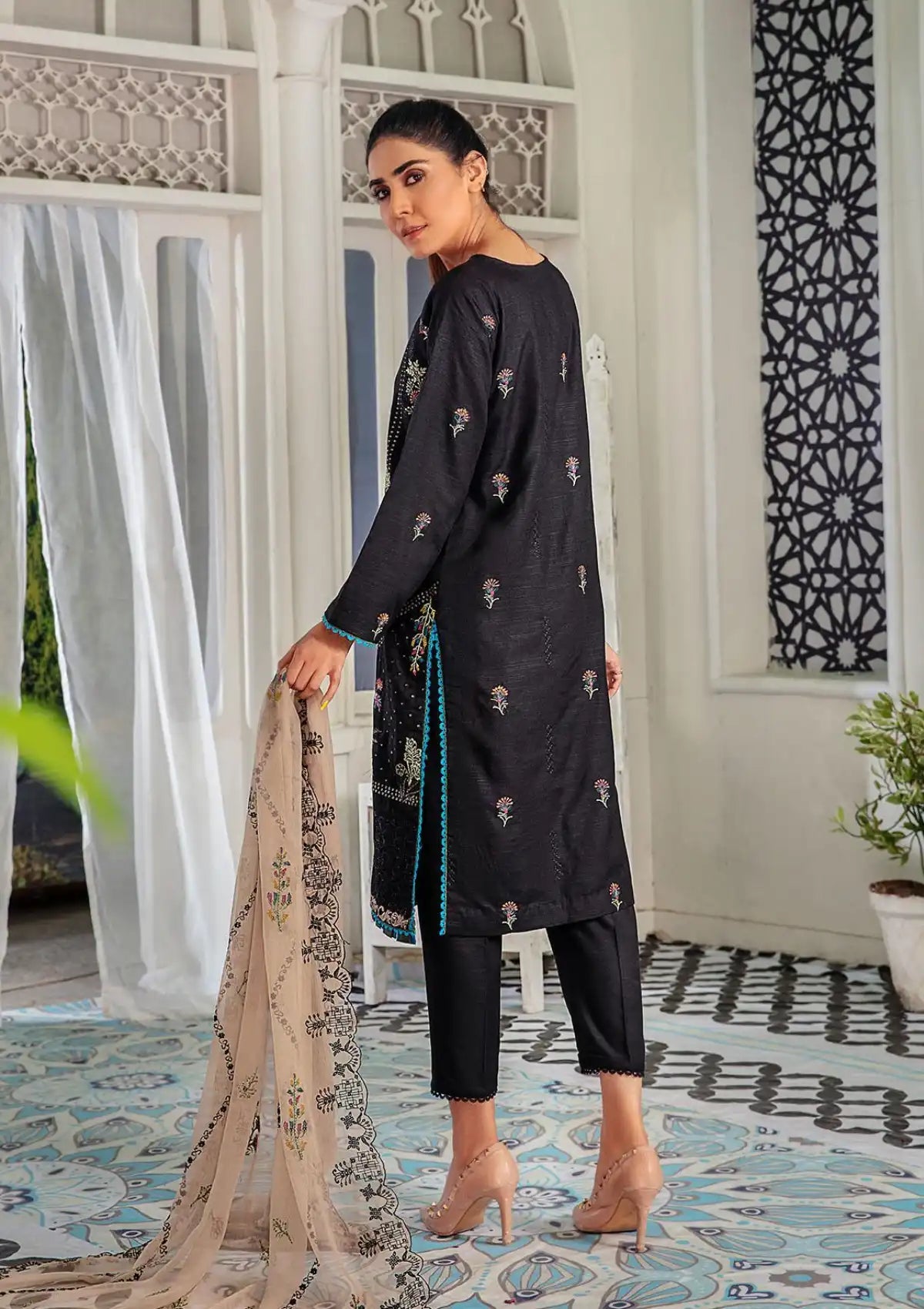Humdum Noir Emb Slub Linen'23 D-03 - Mohsin Saeed Fabrics