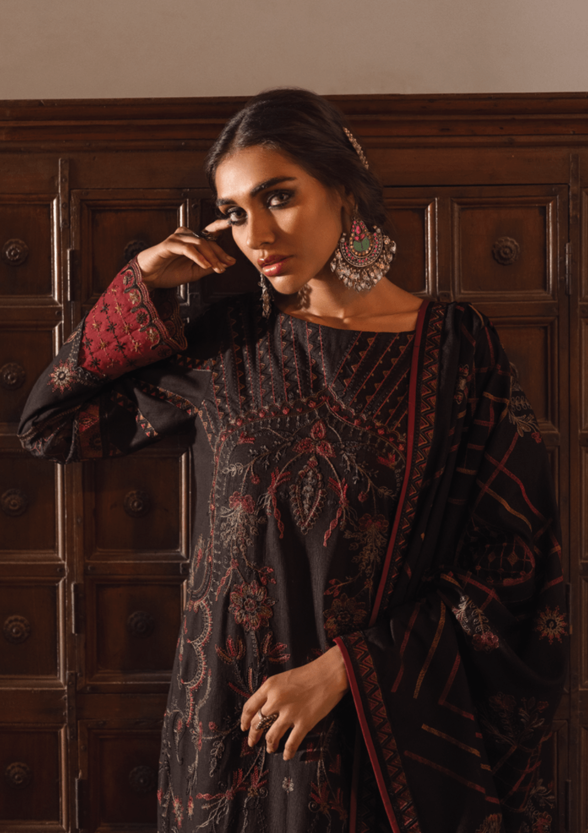 Iznik Riwayat Luxury Winter'22 RC-06 VASL is available at Mohsin Saeed Fabrics online shop All the top women brands in pakistan such as Freesia, Maria b, Zara Shahjahan, Asim Jofa, Zaha, Elan, Crimson, Sobia Nazir, Maryam n Maria, Hussain Rehar, Marjjan, Anaya by Kiran Chaudhary, johra, Shaista, farah talib aziz and Gul Ahmed. 